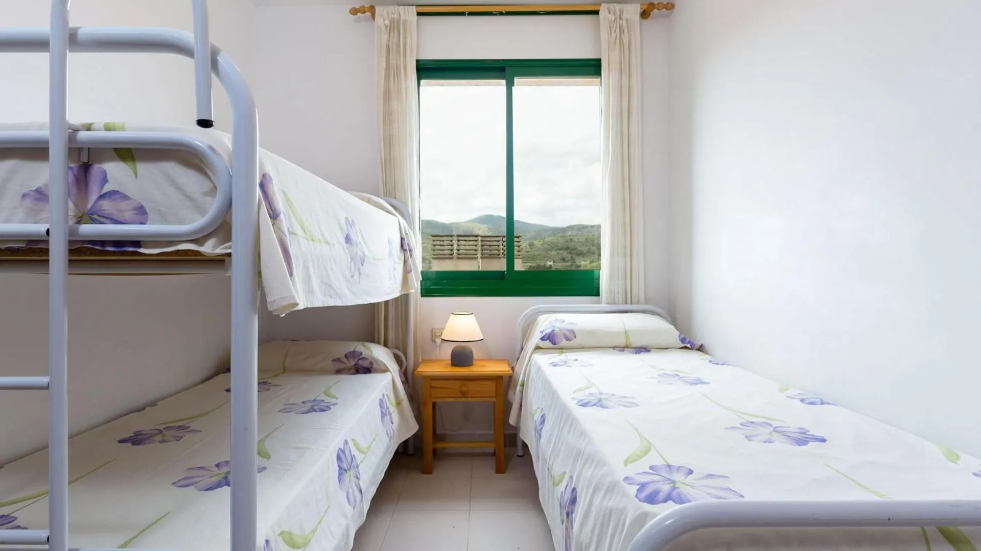 Apartamento Luminoso Con Jardin, Piscina Comunitaria Y Cerca De La Playa En Llanca. - Es-228-41 Apartment