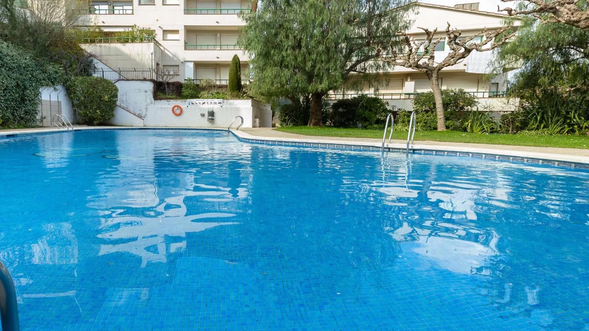 Apartamento Luminoso Con Jardin, Piscina Comunitaria Y Cerca De La Playa En Llanca. - Es-228-41